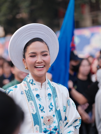 H’Hen Niê, Lọ Lem tái hiện vẻ đẹp cổ phục Việt trong 'Bách Hoa hỷ sự'