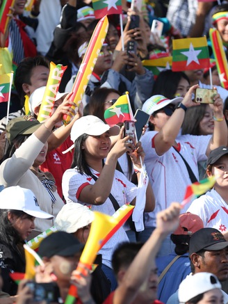 Cuồng nhiệt cổ động viên Myanmar, 'nóng rực' bầu không khí bóng đá nữ SEA Games