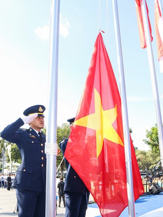 Xúc động hình ảnh Quốc kỳ Việt Nam trong lễ thượng cờ tại SEA Games 33