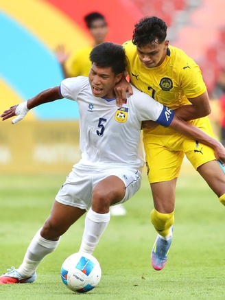 Sao U.23 Malaysia bất an vì cha dượng đột quỵ, HLV Nafuzi nói điều bất ngờ về U.23 Việt Nam