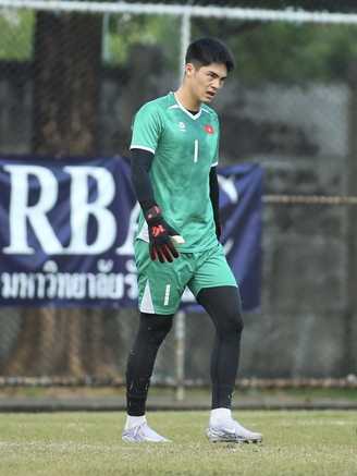 Sao 1,91 m 'bở hơi tai' vì những cú đá sấm sét của cựu thủ môn đội tuyển Hàn Quốc