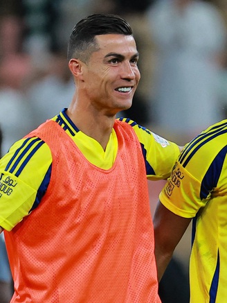 Ronaldo vì đồng đội giúp Al Nassr thắng ngoạn mục, HLV Mourinho rộng cửa ở Europa League