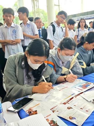 'Cấm dạy thêm học thêm có phải mất cần câu cơm không?'