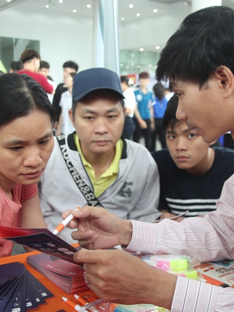 Bố mẹ đồng hành cùng con chọn ngành, chọn trường tại chương trình Tư vấn mùa thi 2025