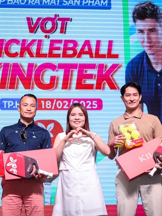 Diễn viên Huy Khánh, tay vợt Hoàng Thành Trung hào hứng trải nghiệm vợt pickleball Kingtek