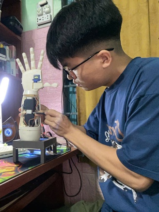Cậu học trò với các sản phẩm dành cho người khuyết tật