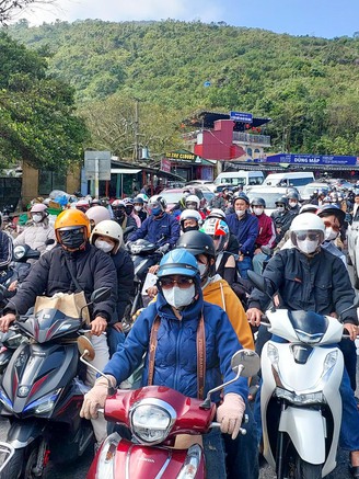 Đỉnh đèo Hải Vân ùn tắc khi dòng người ùn ùn trở lại Đà Nẵng