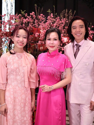 Vợ chồng Việt Hương - Hoài Phương đón tết trong căn biệt thự ‘khủng’