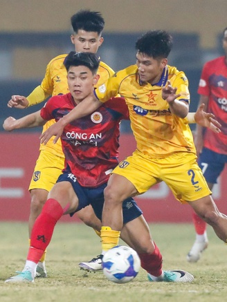 Bảng xếp hạng V-League mới nhất: CLB CAHN văng khỏi tốp đầu, cuộc chiến nhóm cuối căng thẳng