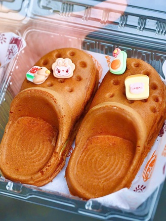 Độc lạ món bánh hình chiếc dép đang ‘gây sốt’