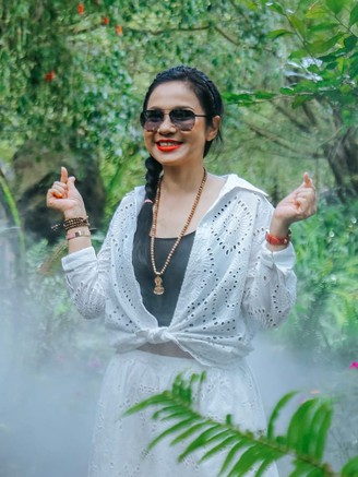 Showbiz 10.3: Việt Trinh bác tin đồn đời tư, em nuôi Phi Nhung nói về tình yêu