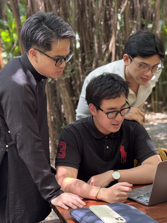 BTC 'Bách Hoa Bộ Hành' lên tiếng tranh cãi cosplay Việt phục: 'Sẽ siết chặt quy định'