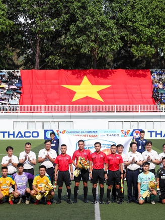 Xúc động hình ảnh đại kỳ trong trận chung kết TNSV THACO cup 2025