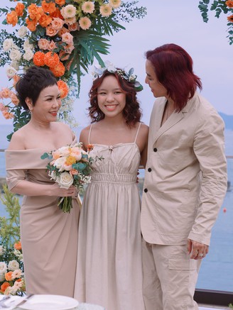 Showbiz 17.3: Việt Hương cho con gái đi làm thêm; Hoàng Thùy Linh khóc vì khán giả