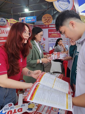 Sôi động gian hàng tư vấn ở Quảng Bình: Thích thú thông tin tuyển sinh mới