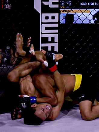 Tung đòn 'khóa' cực hiểm, võ sĩ Việt Nam thắng knock-out cao thủ Trung Quốc