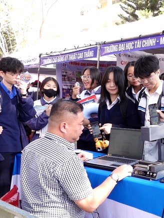 Hàng trăm học sinh xếp hàng nhận quà từ gian hàng Tư vấn mùa thi 2025