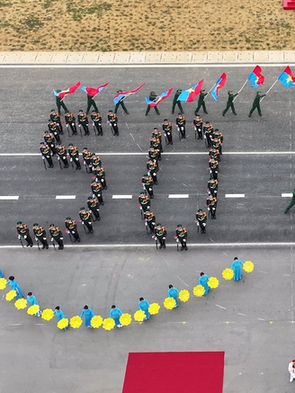 [FLYCAM] 50 năm đất nước thống nhất: Toàn cảnh màn xếp hình nghệ thuật 'Đất nước trọn niềm vui'
