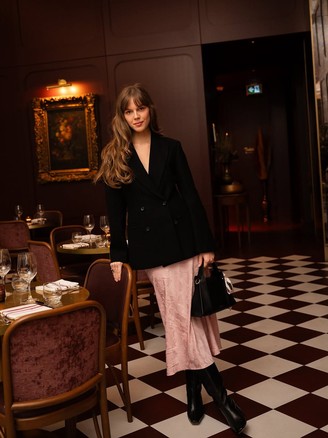 Xuống phố cùng những bản phối đẹp nhất từ blazer và váy dài