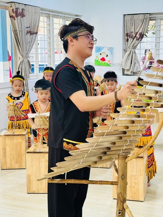 Thầy giáo dùng video Bắc Bling, đàn T'rưng để dạy về bình đẳng giới