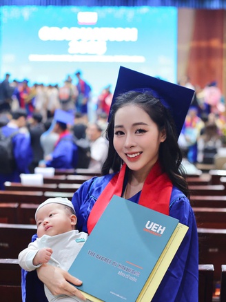 Nữ tân cử nhân ẵm con gái 2 tháng tuổi lên nhận bằng tốt nghiệp loại giỏi