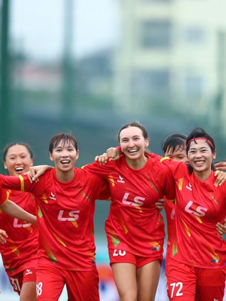 Quả bóng vàng nữ Thùy Trang và Chelsea Lê bùng nổ, đội nữ TP.HCM thắng đậm