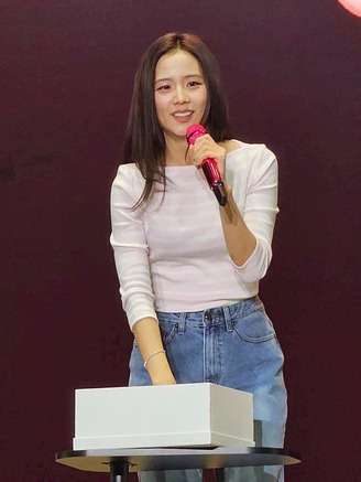 Jisoo (BlackPink) trở lại Hà Nội, ‘đốn tim’ người hâm mộ với nhan sắc rạng rỡ