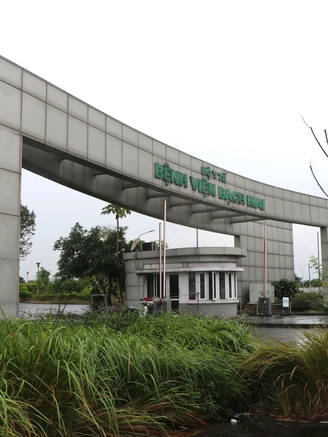 '2 bệnh viện to lớn sừng sững, đầu tư chục nghìn tỉ nhưng cỏ mọc um tùm'