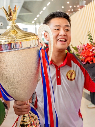 Nhà vô địch trở về, ngập tràn niềm vui và tiếng cười!