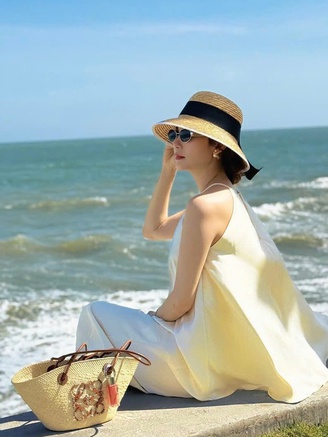 Thêm phần cuốn hút với trang phục đi biển ngày càng duyên dáng
