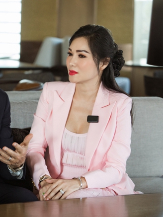 Ca sĩ hải ngoại Kavie Trần đưa chồng CEO về Việt Nam học tiếng Việt