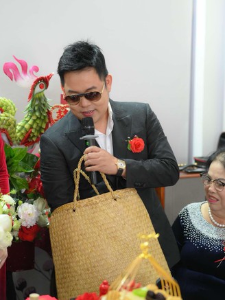 Ca sĩ Quang Lê xách giỏ lát đi hát đám cưới