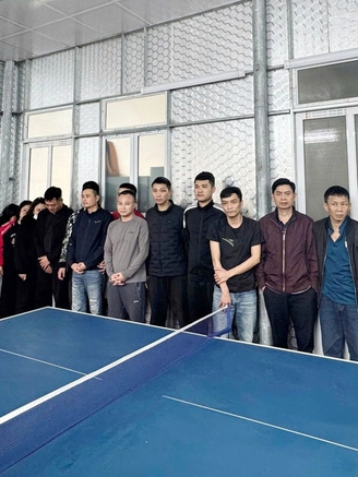 Thanh Hóa: Bắt 'xới bạc' trong quán karaoke