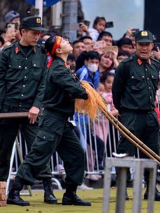 Người dân hò reo trước màn biểu diễn của nữ cảnh sát đặc nhiệm