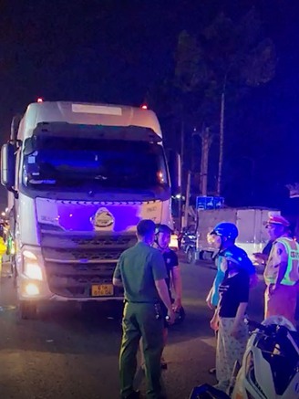 Mẹ con tử vong thương tâm dưới bánh xe tải ở Thủ Đức
