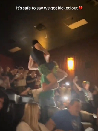 Mang gà sống vào rạp khi xem 'A Minecraft Movie', khán giả bị mời ra ngoài