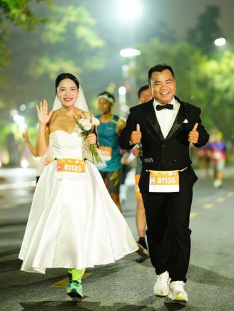 Cô dâu chú rể mặc đồ cưới chạy marathon