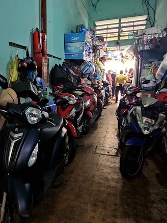 Cát cứ thu phí đỗ xe 'lụi': Lối thoát hiểm chung cư bị... kẹt xe