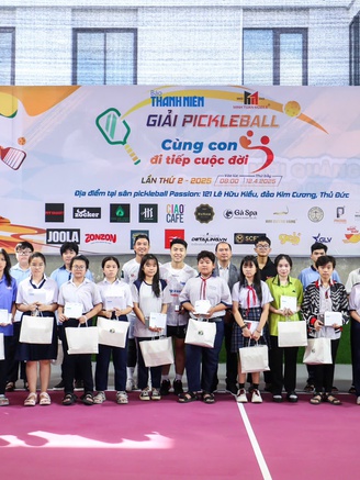 Trao 110 triệu đồng tại giải pickleball 'Cùng con đi tiếp cuộc đời'