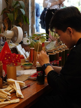 Quán cà phê rộn ràng đón chào đại lễ