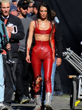 Bella Hadid khiến fan lo lắng với thân hình gầy trơ xương