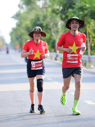 2.300 vận động viên tranh tài sôi nổi giải Half-marathon 'Tự hào Tổ quốc tôi'