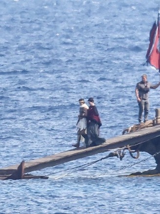 Tom Holland, Anne Hathaway sánh đôi trên biển trong 'The Odyssey'