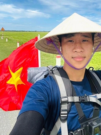 Chàng trai đạp xe từ Hà Nội đến TP.HCM để xem diễu binh