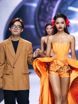 Từ suýt trượt đại học đến thủ khoa thời trang, chàng trai thiết kế cho 'chị đẹp'