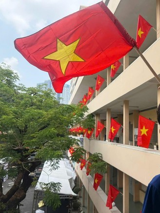 Trường đại học phủ đỏ màu cờ Tổ quốc đầy tự hào