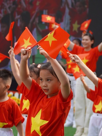 Mầm non TP.HCM đồng diễn từ các điểm cầu với cờ đỏ sao vàng rực rỡ