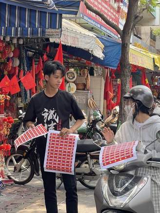 Mua cờ cầm tay chuẩn bị cho đại lễ 30.4