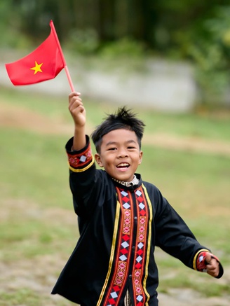 Trẻ em dân tộc Chứt rạng rỡ check-in với cờ Tổ quốc chào mừng ngày 30.4