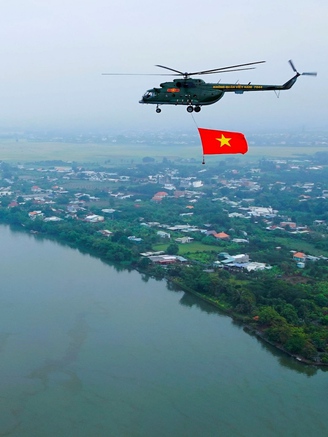 Lần đầu tiên trực thăng quân sự 'vẽ' dải cờ Tổ quốc giữa bầu trời TP.HCM